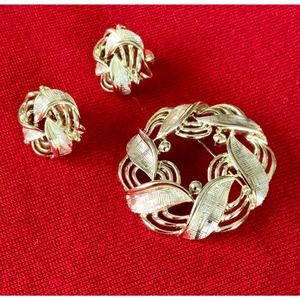 Vintage Signed LISNER SET - Pin and Clip Earrings - Gold Tone